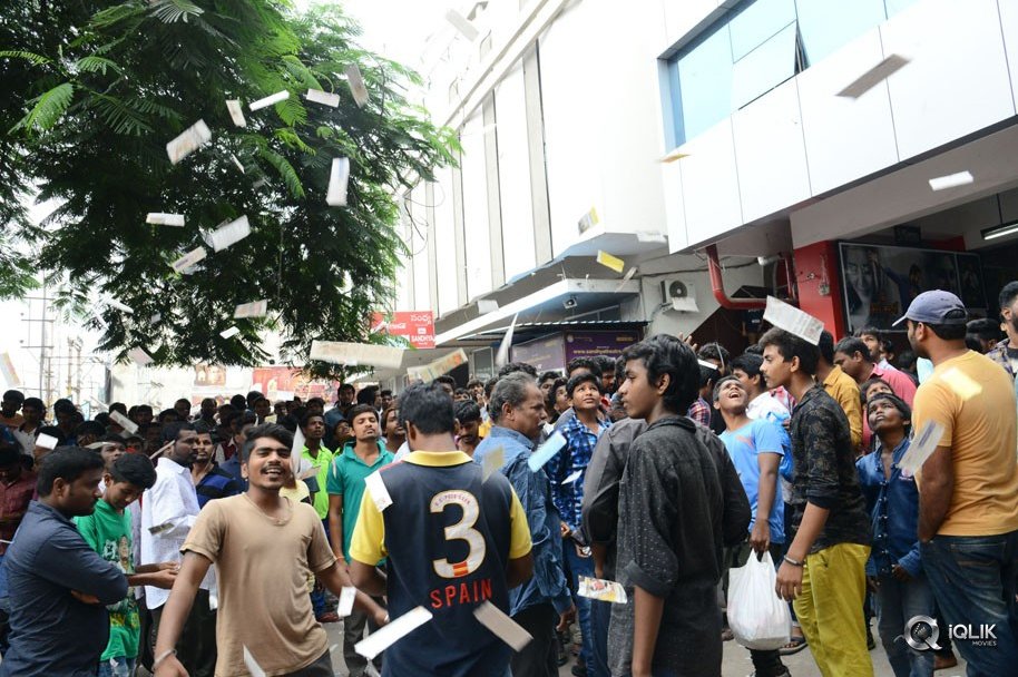 Jai-Lava-Kusa-Movie-Hungama-at-RTC-X-Roads